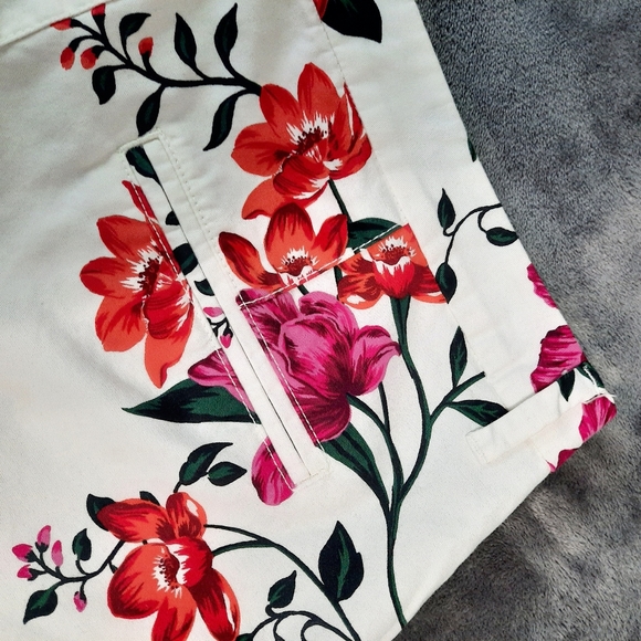 Flower everyday short sz 8 Old Navy - Picture 5 of 6